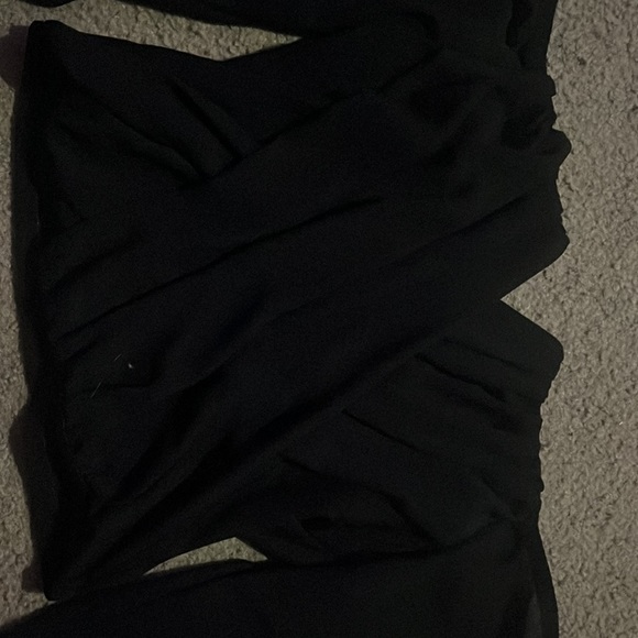 Windsor black V-neck off the shoulder top with flowy sleeves. Brand new,not worn - Picture 3 of 3
